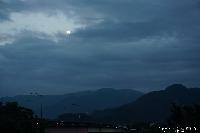 厚い雲間から顔をどうにか出した月 粟佐橋付近にて