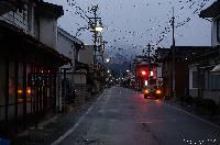 稲荷山荒町から見える雪景色の冠着山