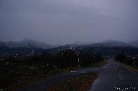 雪で白くなっている冠着山を含む山々の頂