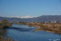 冬の青空と千曲川と北アルプス