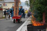 大頭祭 一番頭 豆がらを燃やして行列を迎えている沿道の家 平成27年