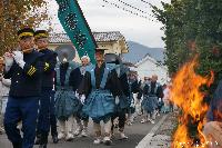 大頭祭 一番頭 豆がらを燃やして行列を迎えている沿道の家 平成27年