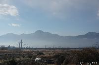 麓に霧がかかっている冠着山