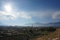 山の麓に霧がかかっている風景