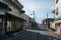 荒町から見た麓に霧がかかっている冠着山
