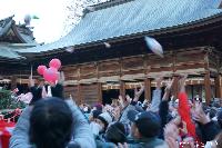 大頭祭 八幡神社本殿前でゴクまき 三番頭