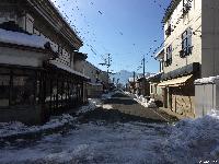 青空の雪 稲荷山まち歩き情報センターから冠着山を望む