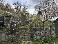 地震慰霊碑と満開の桜